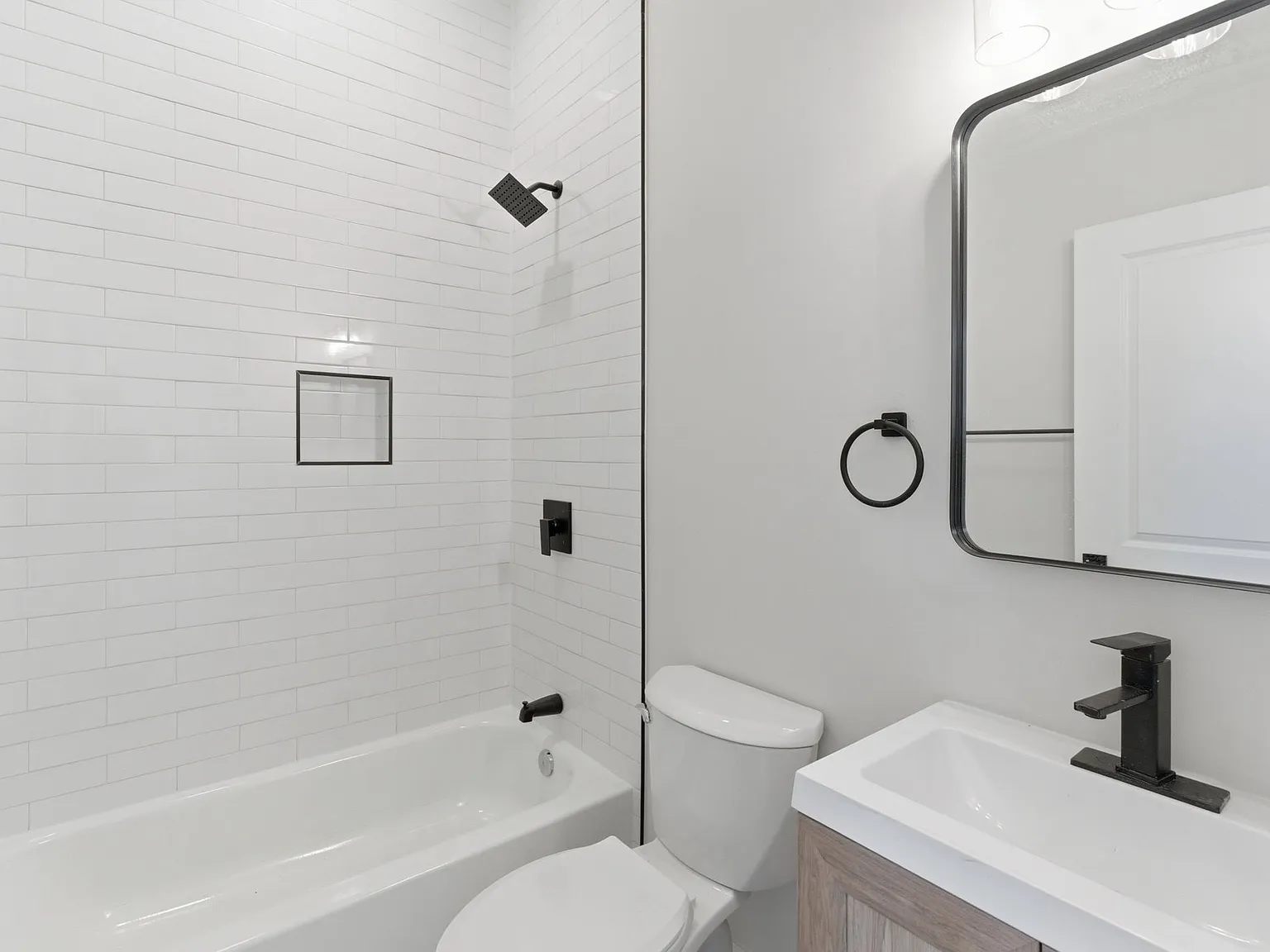 2 bed, 700 sqft, $1,900 — Photo 3