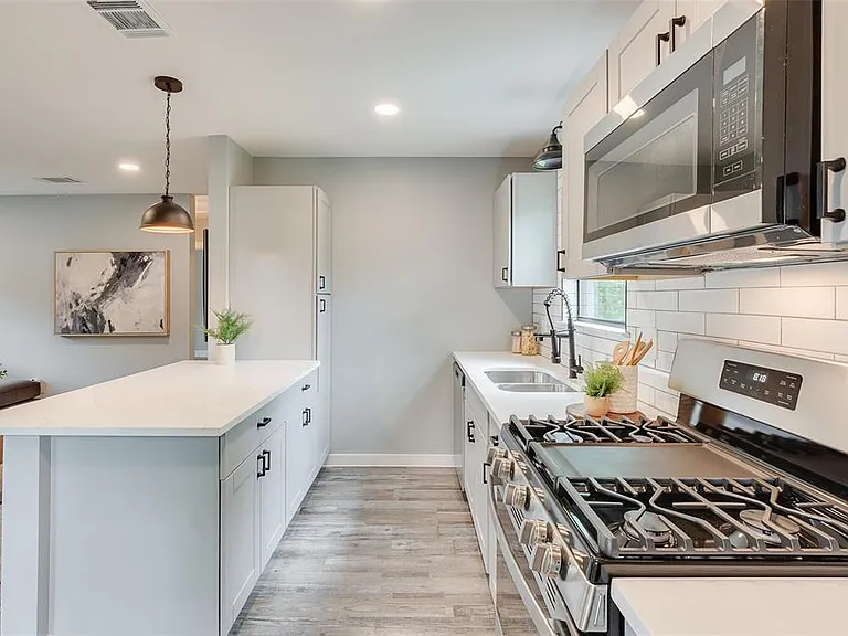 2124 Tisinger Ave — Photo 8