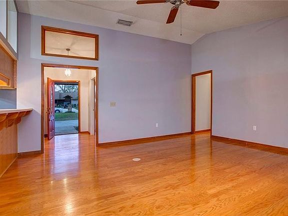 5th image of 1071 Yellow Rose Dr