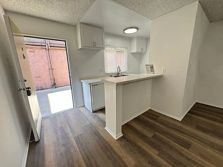 6736 Cleon Ave — Photo 14