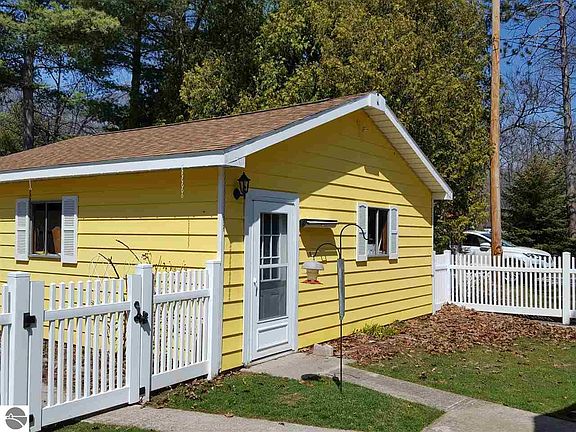 4th image of 2207 Douglas Dr