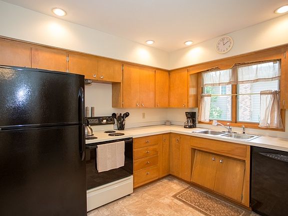 3rd image of 1706 Crescent Dr