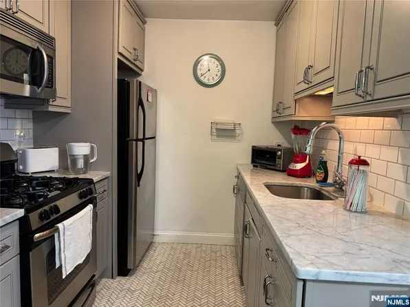 605 Grove St APT C-5, Clifton, NJ 07013