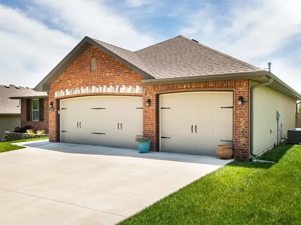1064 E Lakota St, Nixa, MO 65714