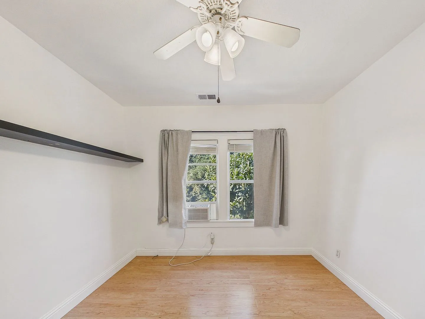 Spacious 2-Bedroom with Formal Living & Dining Rooms, Parking & Shared Backyard — Photo 4