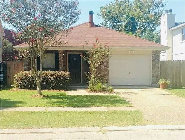916 Ridgewood Dr — Photo 1