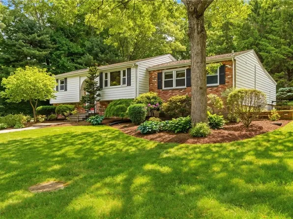 8 Ledgemont Dr, Lincoln, RI 02865