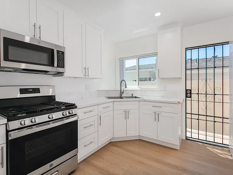 Kitchen with Side Entrace (Open)