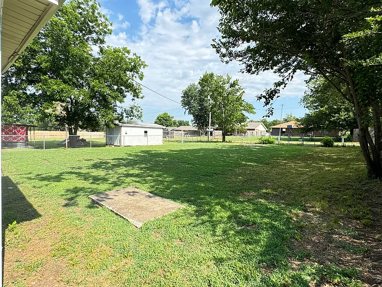 1442 E Broadway St — Photo 13