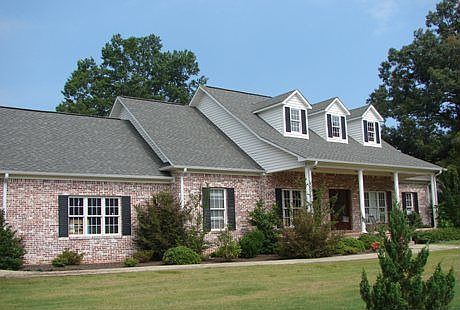 Lovely facade with 4 beds and a study!