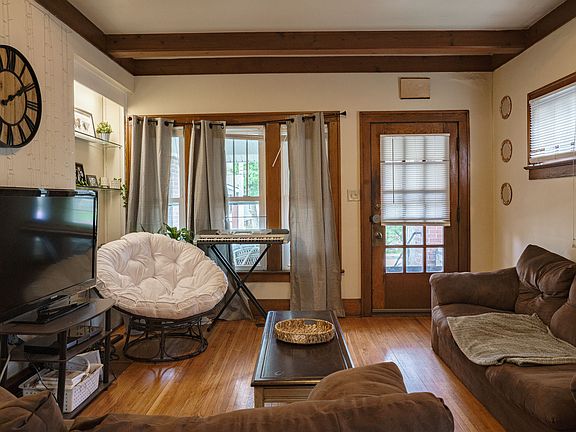 4th image of 2919 Indianola Ave