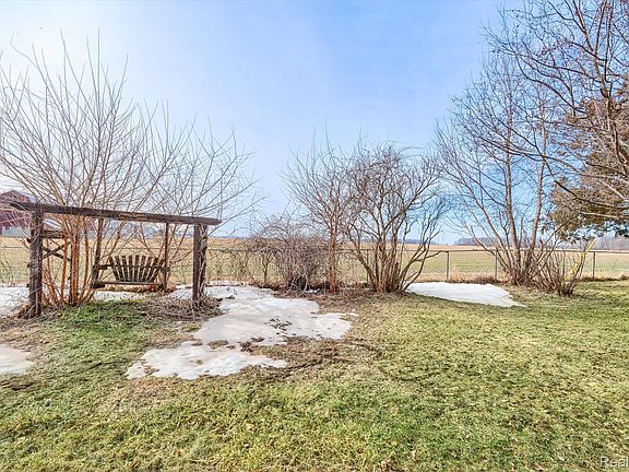 3rd image of 5946 Hart Rd