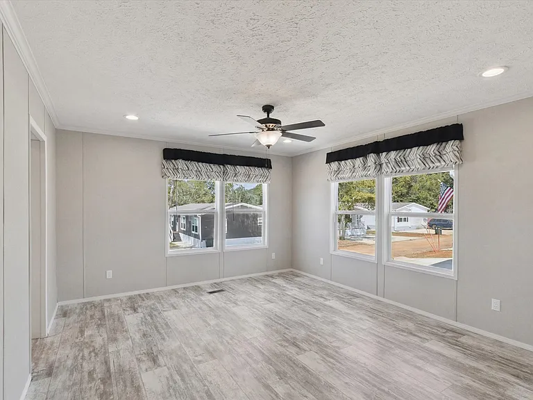 Saddle Creek — Photo 21