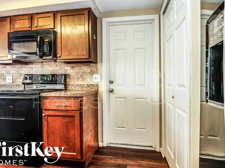 7124 Cay Dr — Photo 6