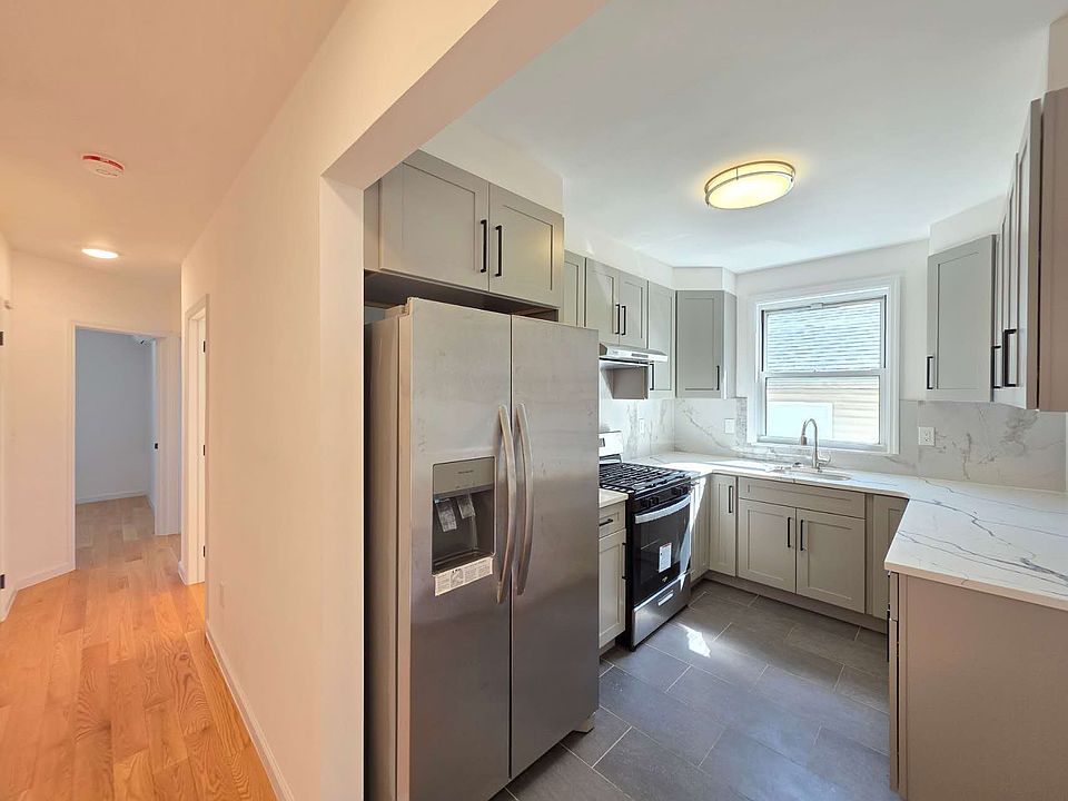 1st image of 12 Grimsby St #2A