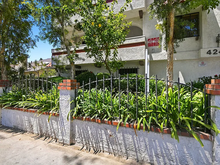 4247 Matilija Ave #102 — Photo 48