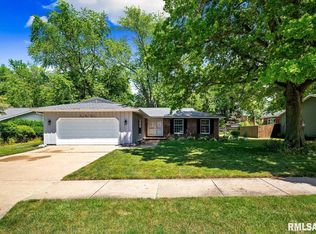 6912 N Fox Point Dr, Peoria, IL 61614