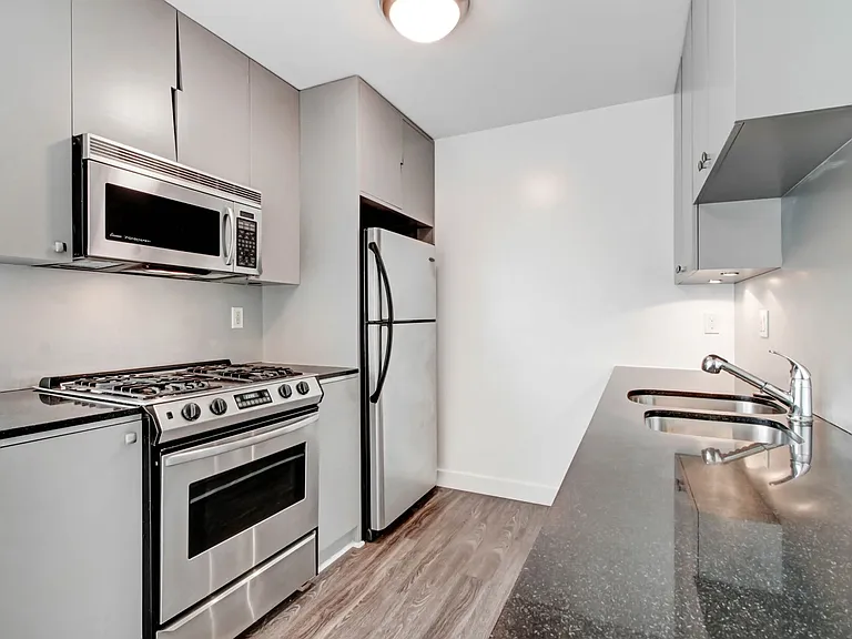 117 Pacific St. in Sant Monica - 1 block to the beach and Main St! — Photo 5