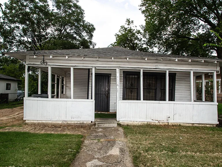 4306 Metropolitan Ave — Photo 1