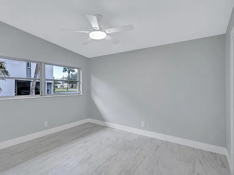 325 Capri Blvd — Photo 50