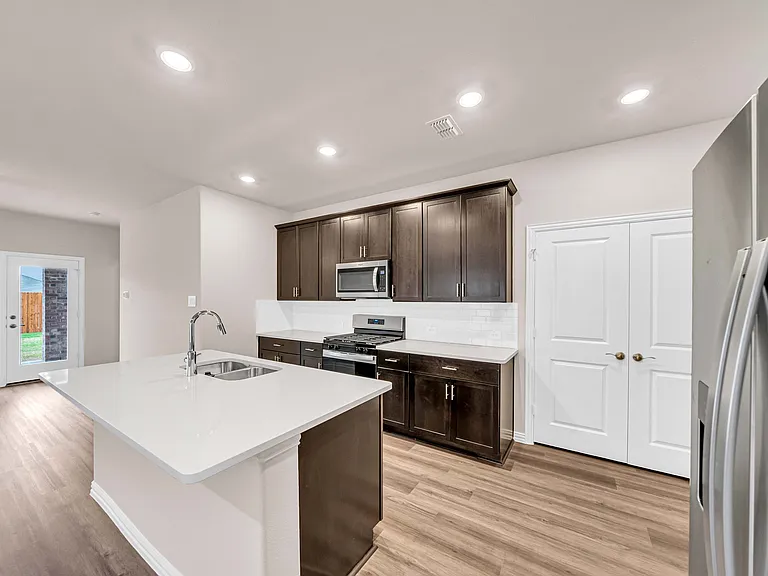 504 Weller Rd — Photo 4