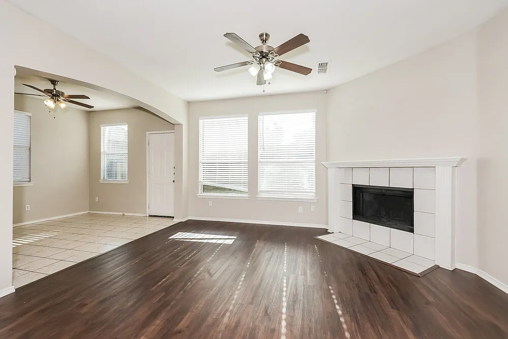 4 bed, 2.5 bath, 2346 sqft, $2,525 — Photo 4