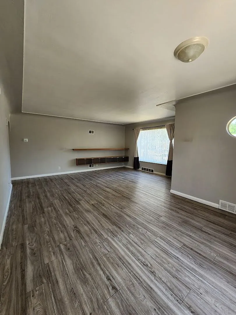 Long Realty & Property Management - Spacious Lakewood Ranch on Oversized Lot Near Light Rail — Photo 4