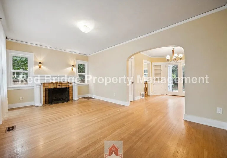 2619 NE Flanders St — Photo 5
