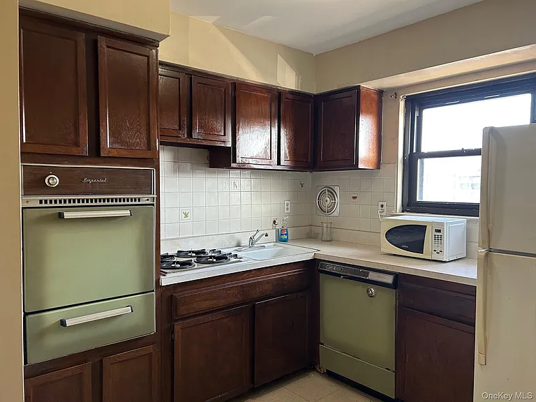 68 Sneden Pl W #68 — Photo 11