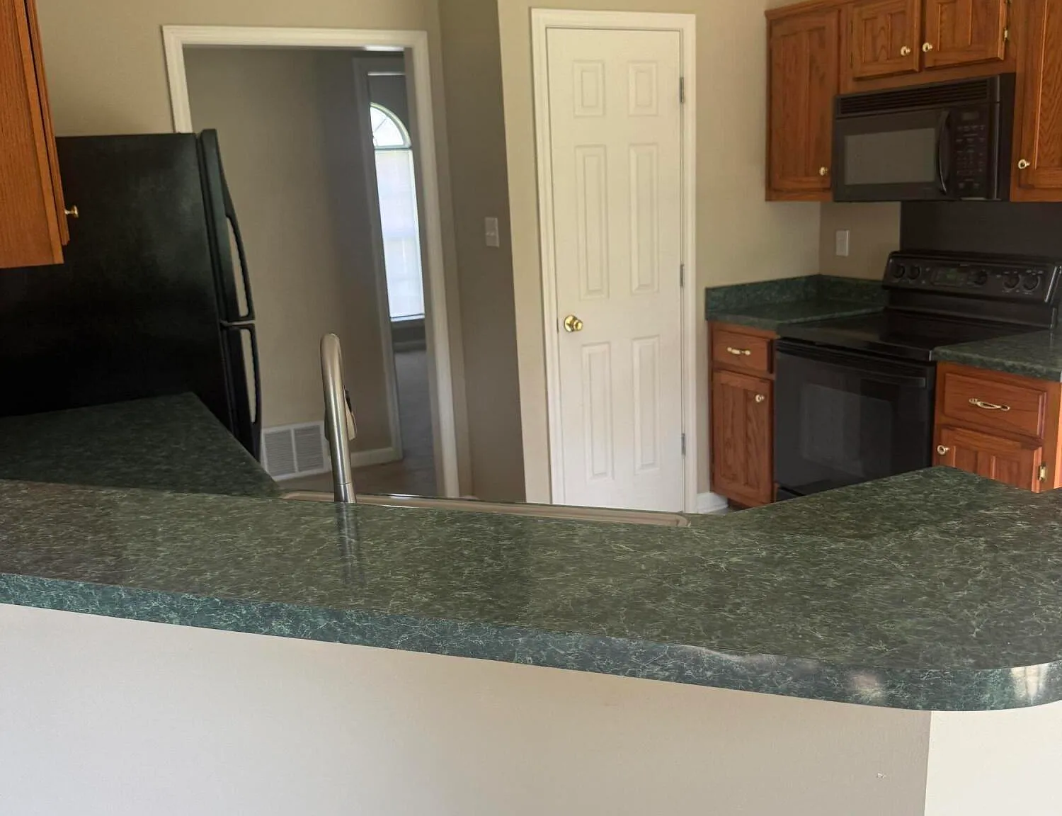 3 bed, 2.0 bath, 1400 sqft, $1,800 — Photo 4