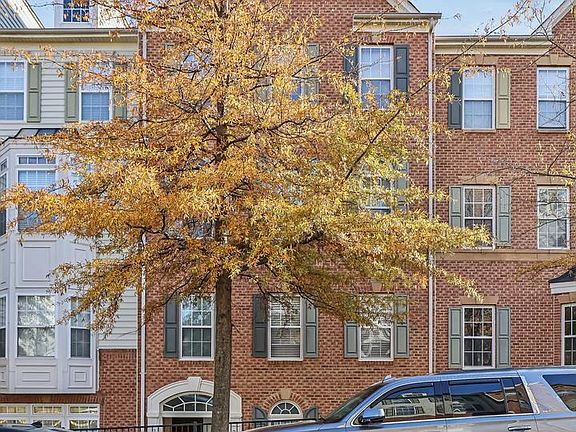3rd image of 2488 Eastbourne Dr #313