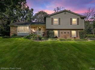 2406 Kingsbury Dr, Troy, MI