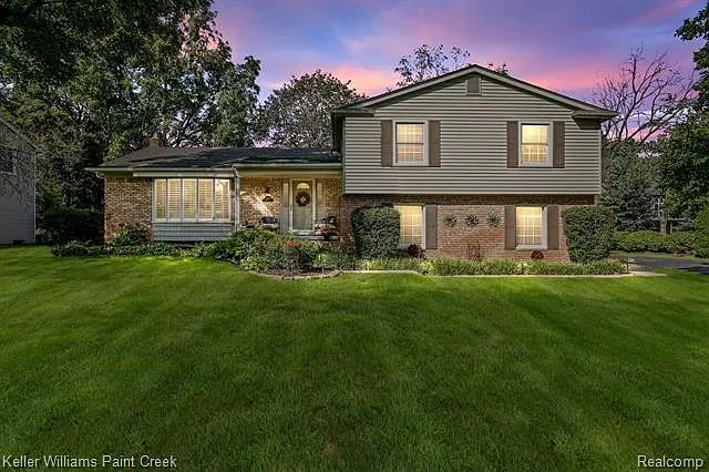 2406 Kingsbury Dr photo 1