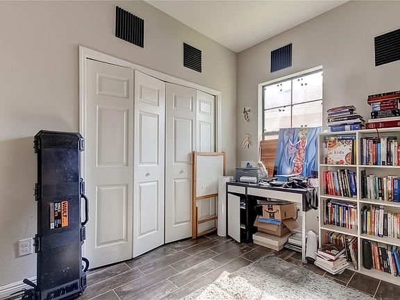 3rd image of 824 Viscount St