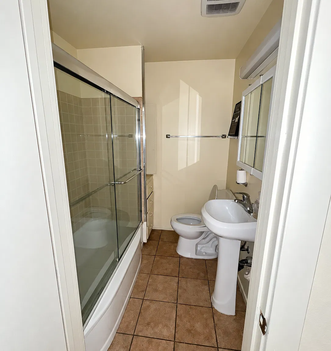3 bed, 1100 sqft, $2,500 — Photo 3