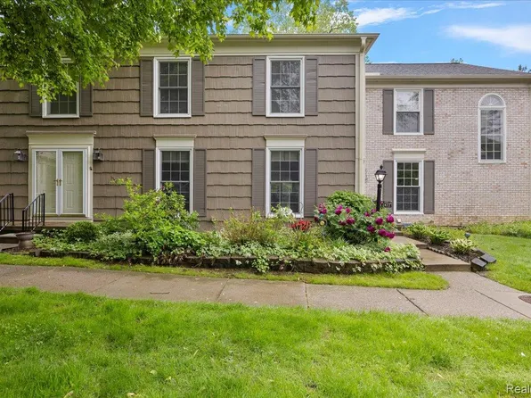 1477 Carriage Ln, Rochester, MI 48306