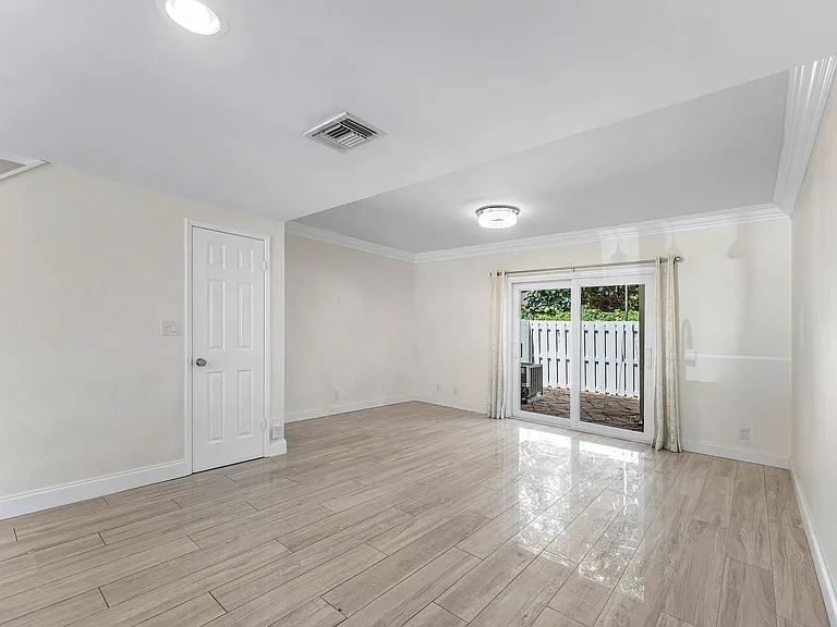 2503 NE 15th St #2503 — Photo 13