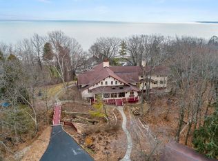 1461 E Goodrich Ln, Fox Pt, WI 53217