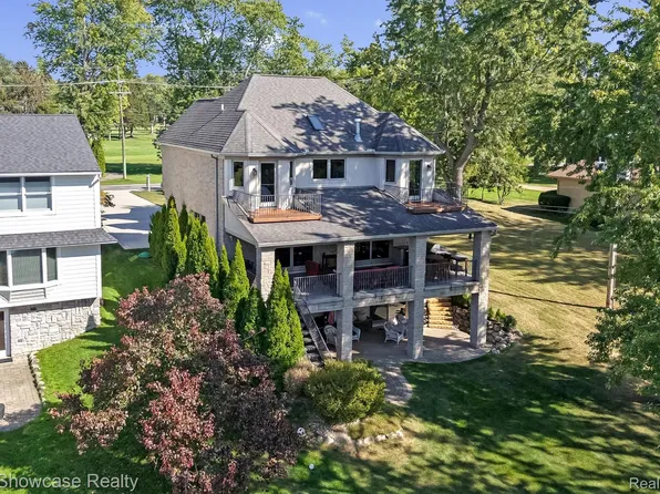 3190 Edgewood Park Dr, Commerce Township, MI 48382