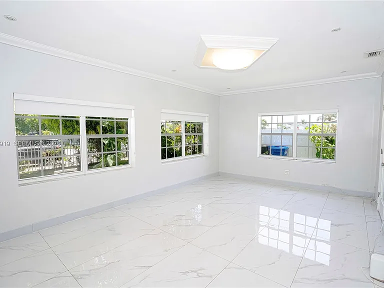 16990 NE 5th Ct — Photo 5