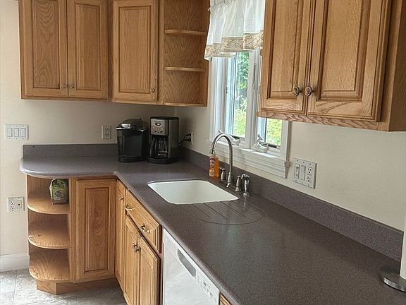 5th image of 40 Elmwood Cir