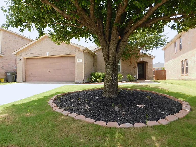 1648 Crown Point Dr — Photo 2