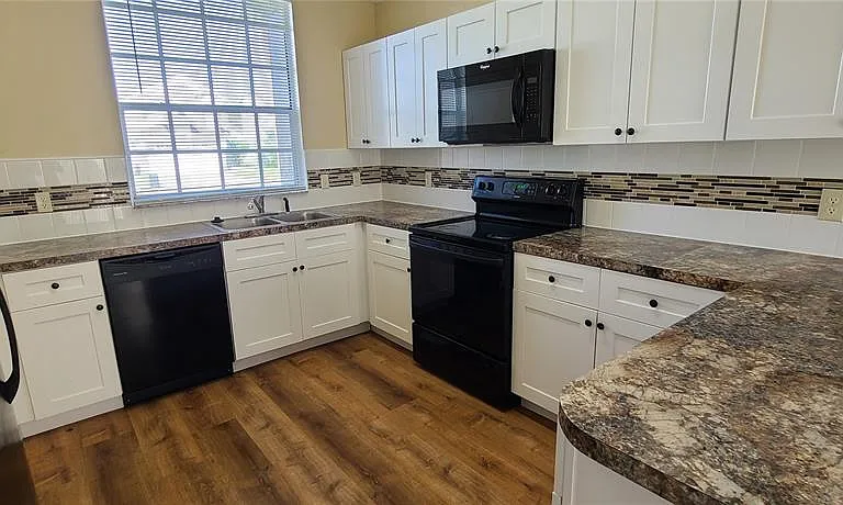 2411 Berkshire Ct — Photo 10