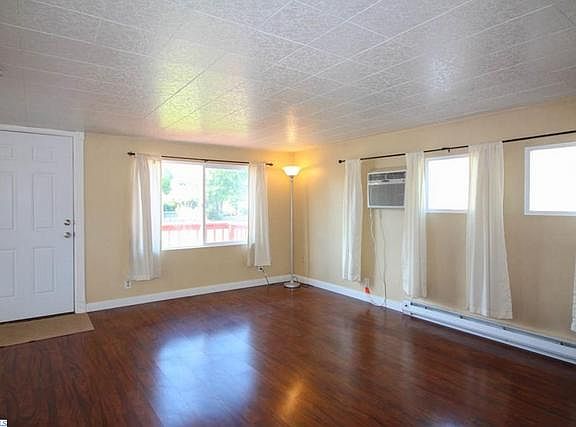 2nd image of 1006 Warren Ct