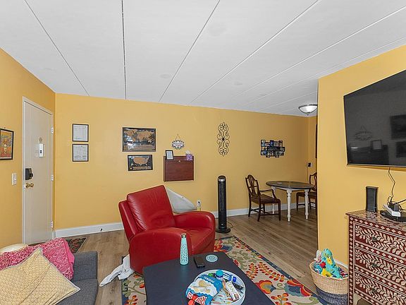 4th image of 5617 Kirby Ave