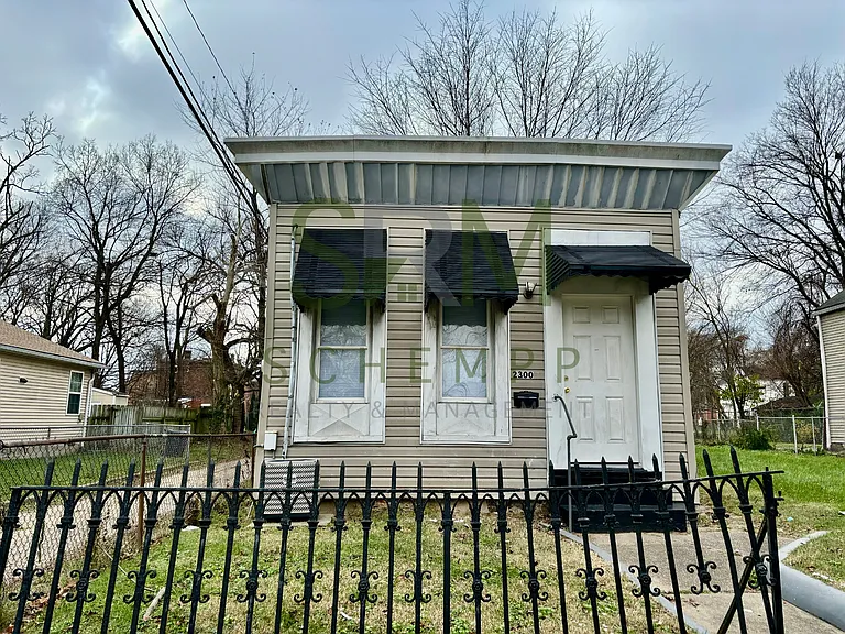 2300 W Madison St — Photo 1