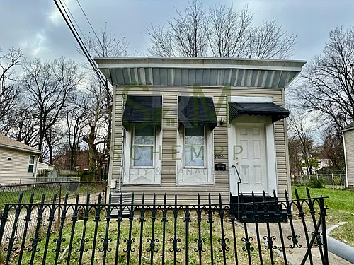 2300 W Madison St Photo 1