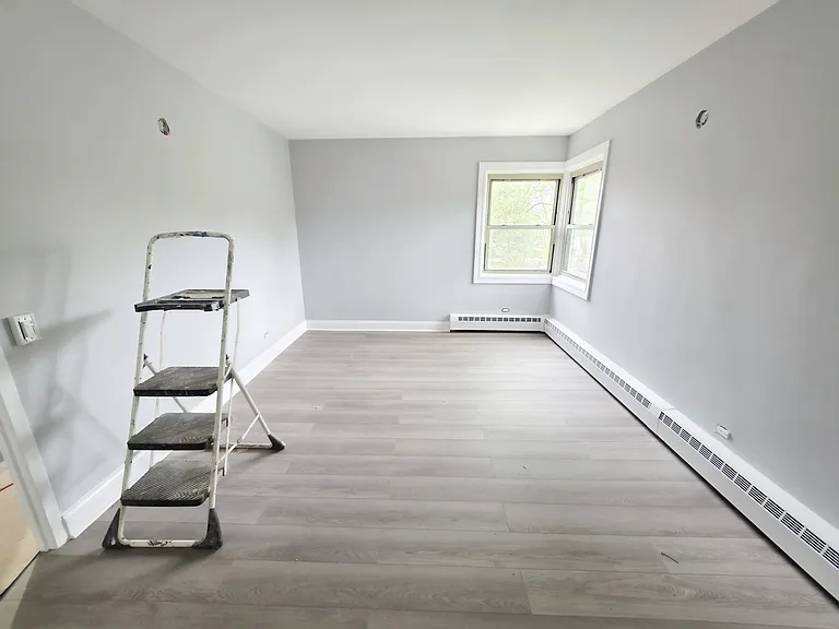 2115-2123 W Farragut Ave Apartments — Photo 11
