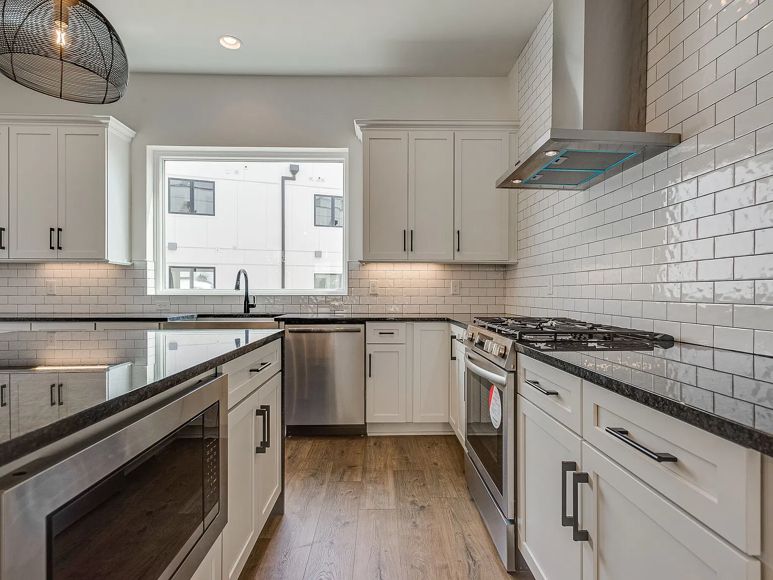 3 bed, 3.5 bath, 1959 sqft, $3,300 — Photo 4