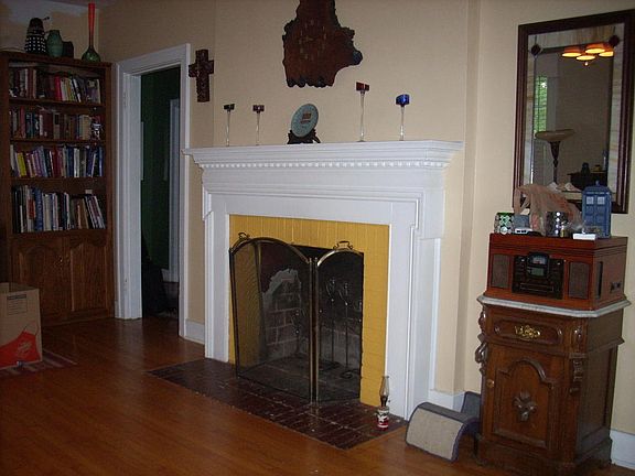 4th image of 2862 Woodbine Ave